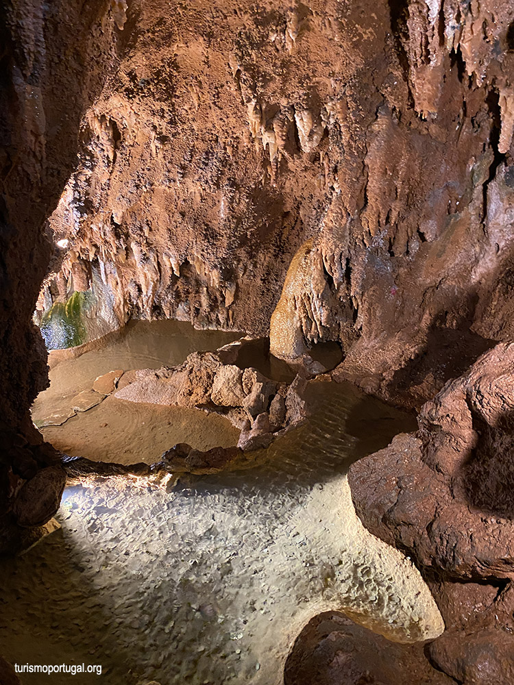 rio no interior da gruta de Mira de Aire